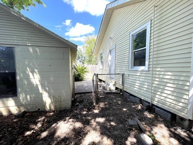 Building Photo - 107 Sinclair St