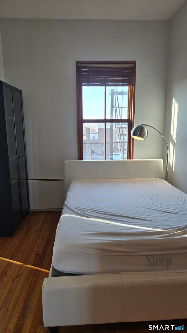 Building Photo - 556 Chapel St