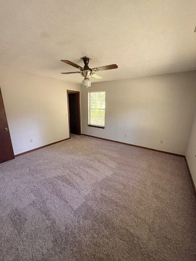 Building Photo - Charming 3-Bed, 2-Bath Home with 1623 sq. ft. of Comfort in the North Side of Tallahassee!