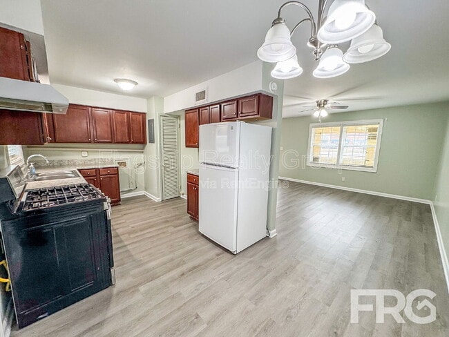 Building Photo - 111 W 15th St