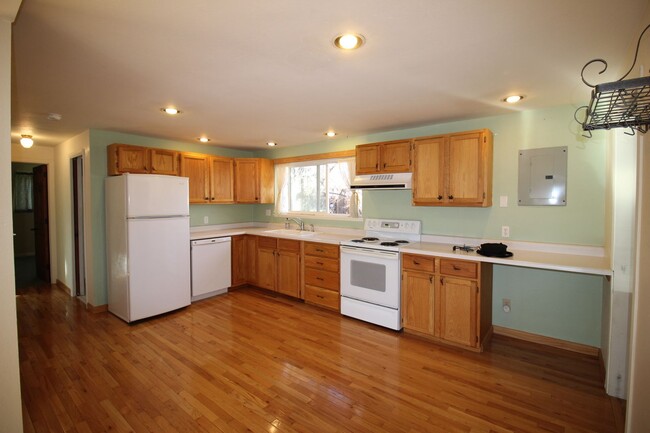 Building Photo - 2 Bedroom Bungalow in Fort Collins!