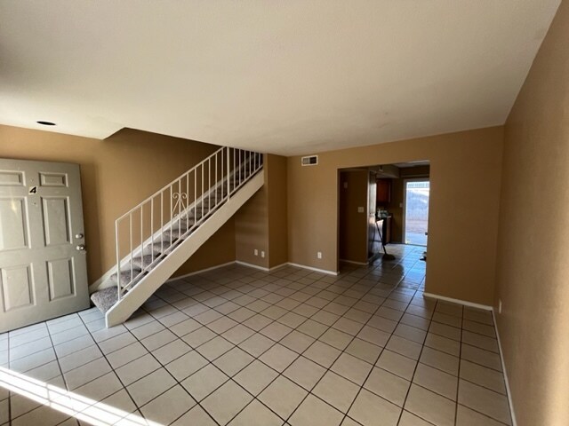 Building Photo - 1440 E Knoll Cir