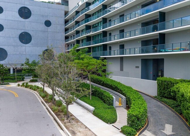 Building Photo - 3131 NE 7th Ave