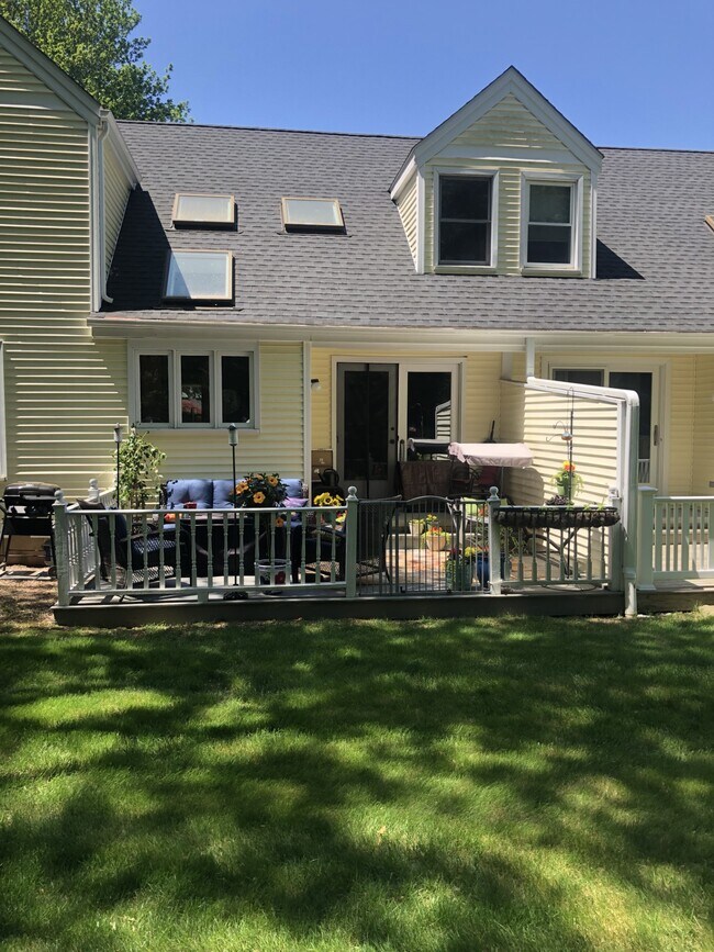 Building Photo - 16 Village Victoria