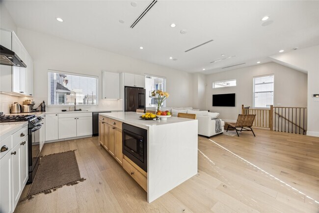 Building Photo - 1127 W 16th St