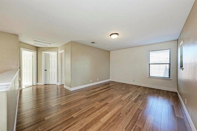 Building Photo - 8824 Edmundsbury Dr