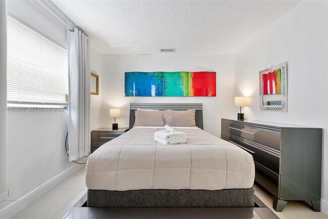 Building Photo - 5800 NE 18th Ave