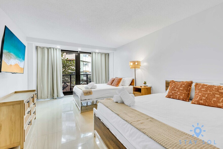 Building Photo - 5225 Collins Ave