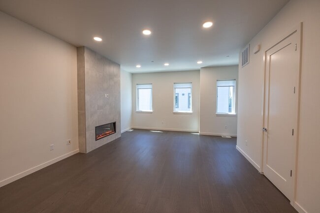 Building Photo - Riverside Townhomes - Waterfront Living in...