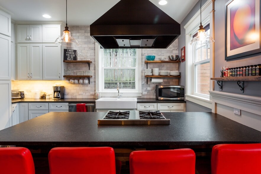 Building Photo - 337 NE 54th St