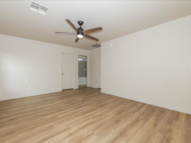 Building Photo - 3 Bedroom 2 Bathroom with Den