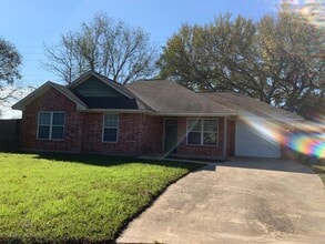 Building Photo - 3 bedroom 2 bath brick home