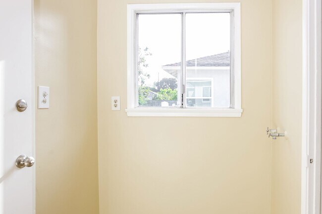 Building Photo - **LAKEWOOD HOME** THREE BEDROOMS-ONE BATH** $3950.00