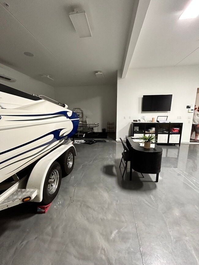 Building Photo - Beautiful Furnished Pool Home!