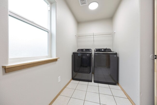 Building Photo - 5Bed/2.5 Bath home available in SE Portland