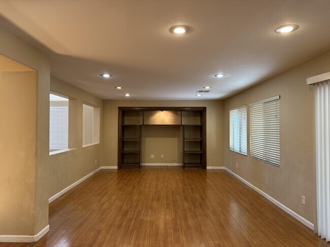 Building Photo - 5537 Spruce Hill Ct