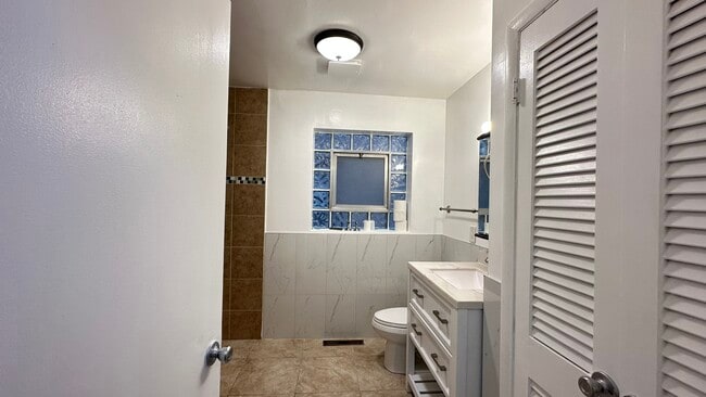 Building Photo - 2745 W Berwyn Ave