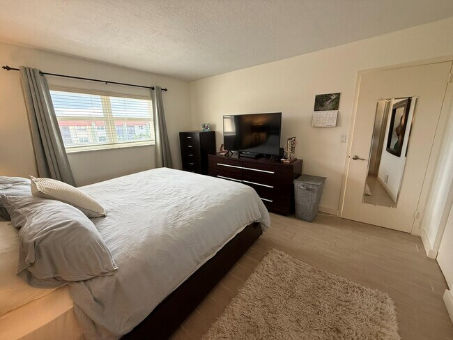 Building Photo - 5300 NE 24th Terrace