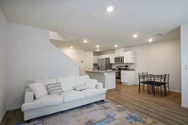 Building Photo - "Charming 3-Bedroom Townhouse with 2.5 Baths in Scenic Las Vegas Locale!"