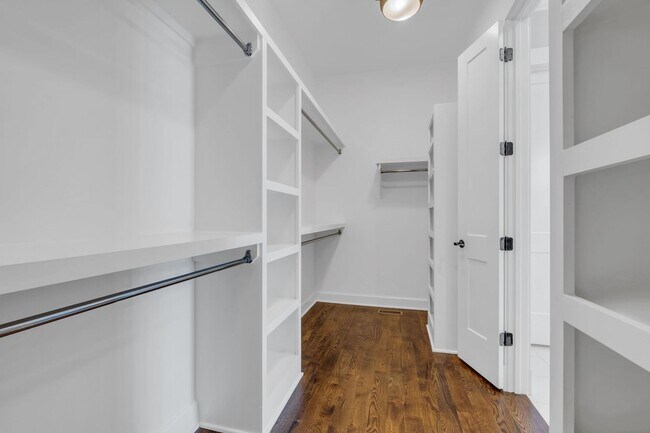 Building Photo - Stunning 5BE/4.5BA in the heart of Green H...