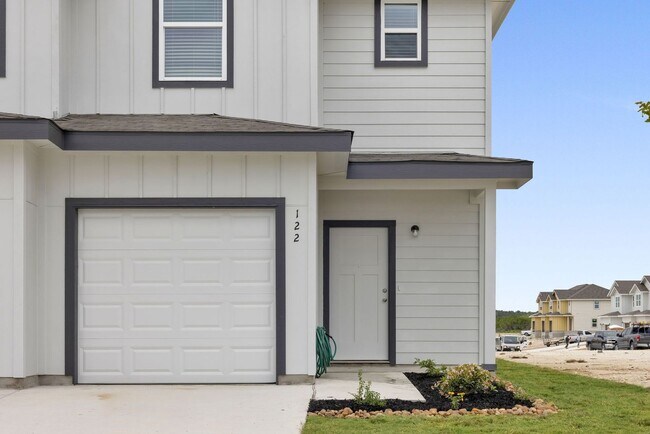 Building Photo - Move-In Ready Duplex – 3 Beds, 2.5 Baths, Private Yard