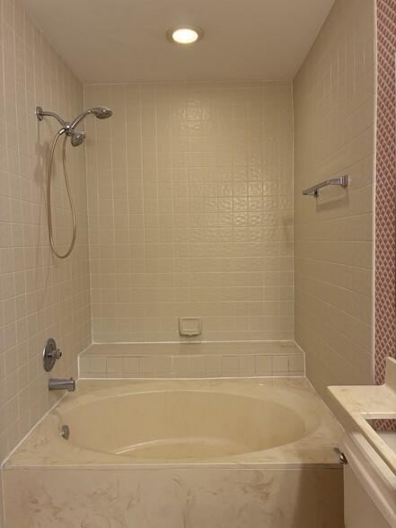 Guest Bathroom - 3226 Laurel Oaks Ln