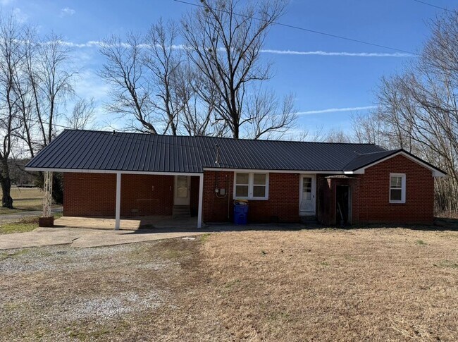 Building Photo - 3 Bed/2 Bath House with LARGE Front and Back Yard