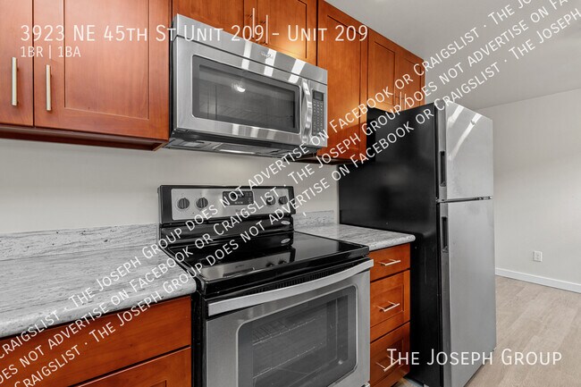 Building Photo - 3923 NE 45th St