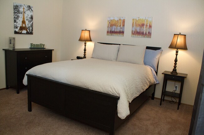 Building Photo - Spacious One Bedroom