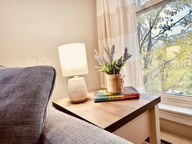 Building Photo - 46 Dillingham St