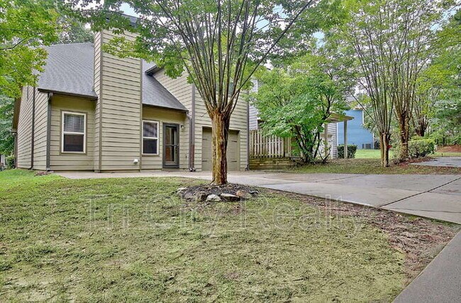 Building Photo - 113 Macalester Dr