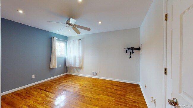 Building Photo - 511 Freeman Ave