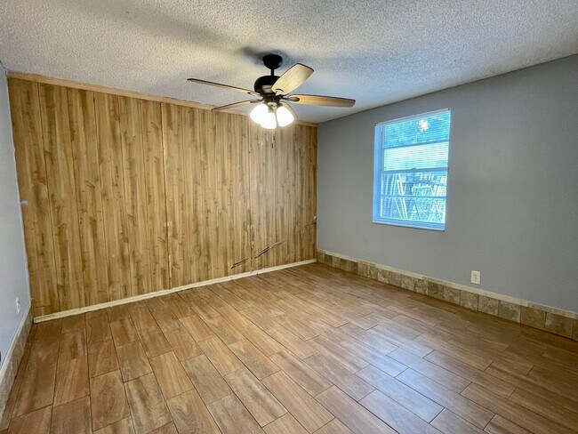 Building Photo - Sunny Lakes