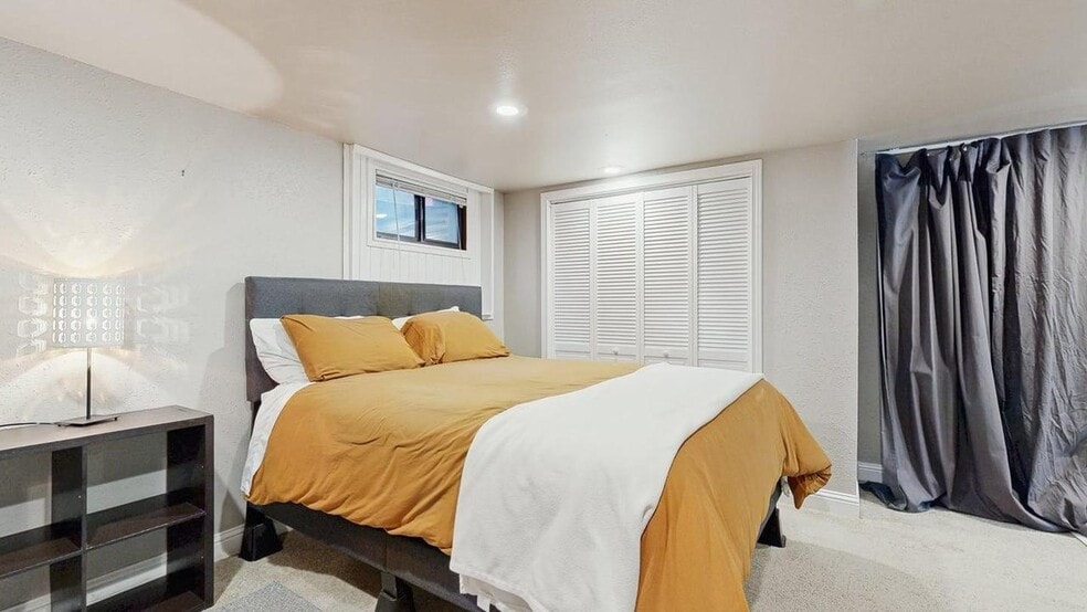 Building Photo - Cozy home with fenced yard and hot tub in NE Portland