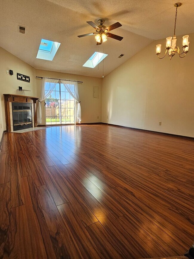 Building Photo - 508 Independence Ct