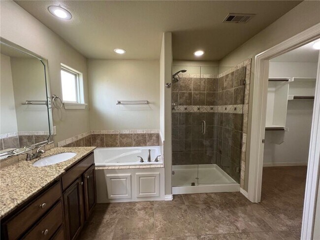 Building Photo - 3304 SW Briar Creek Ave
