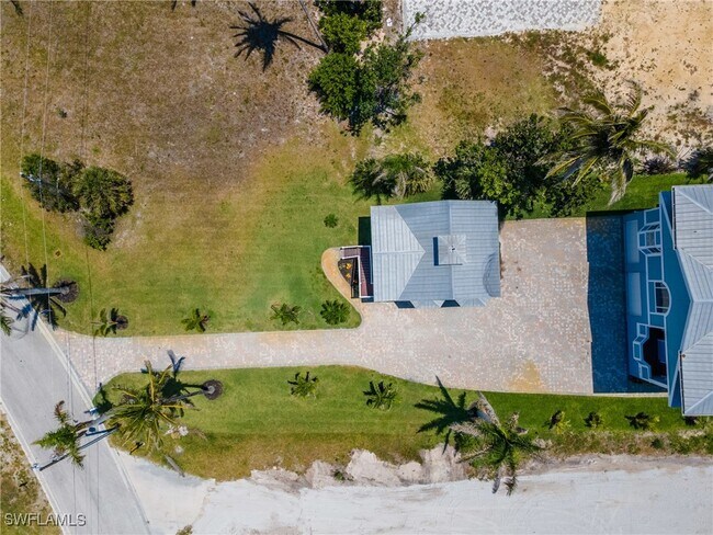 Building Photo - 950 San Carlos Dr