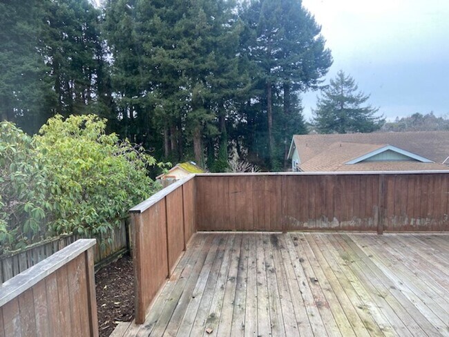 Building Photo - Excellent eastside location, 3/2, fenced yard, 2 car garage