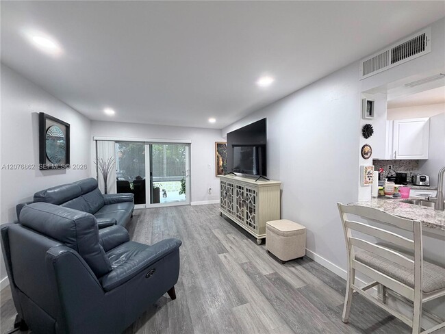 Building Photo - 9731 Fontainebleau Blvd