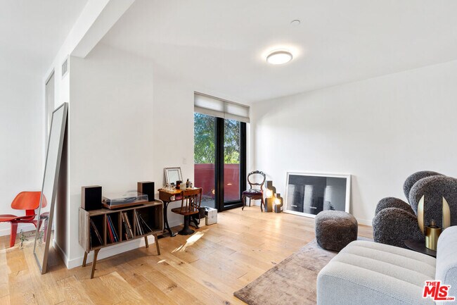 Building Photo - 3248 Descanso Dr