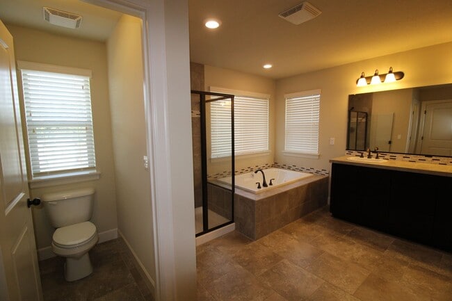 Building Photo - WELL MAINTAINED, BEAUTIFUL 5 BR HOME IN THE CAMAS HILLS!