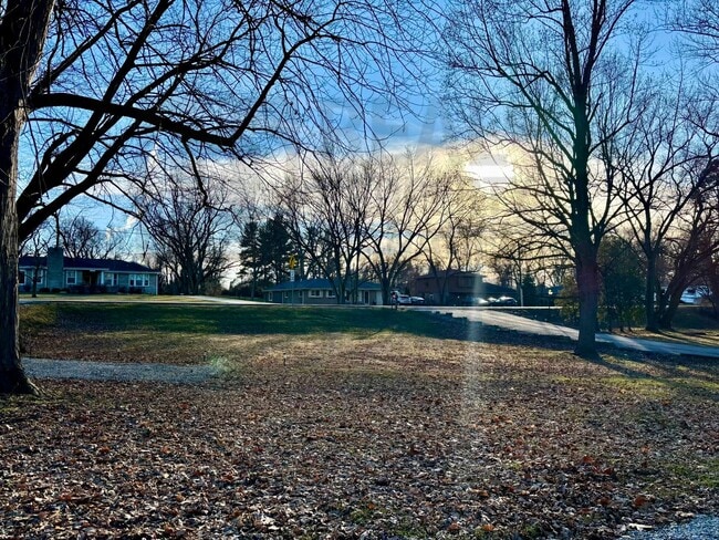 Building Photo - 4Bed/2Bath/1-Acre - A Private Oasis and a Touch of Luxury