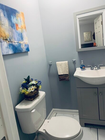Half bathroom in master bedroom - 533 Hinton St