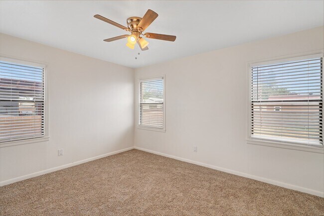 Building Photo - 1402 E 21st St