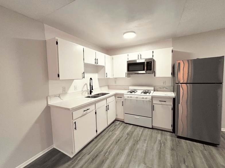 Interior Photo - 226 South Serrano