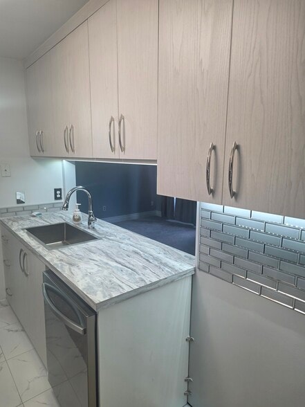 Kitchen - 1095 Green Meadows Dr