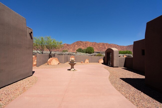 Building Photo - Exquisite Custom Home in Prestigious Commu...