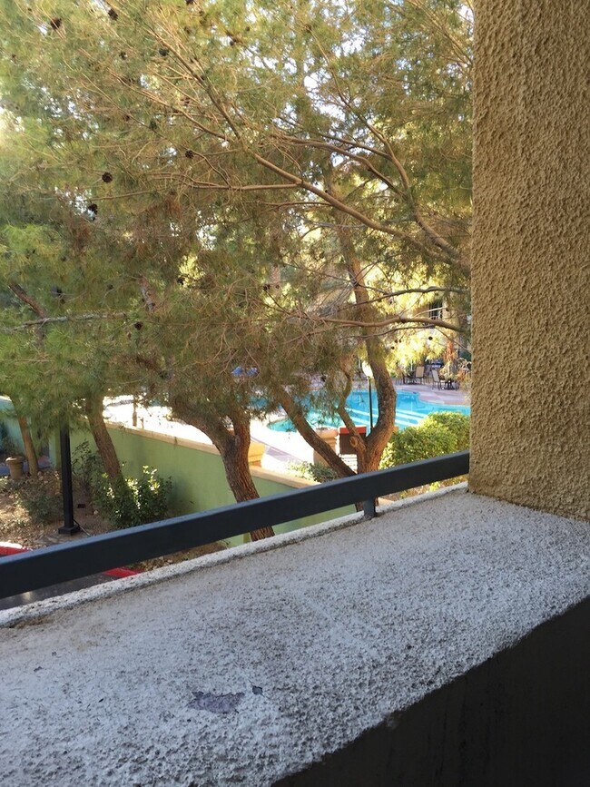 Building Photo - Long or short term available!  Live in luxury in this fully furnished 2 bedroom condo.