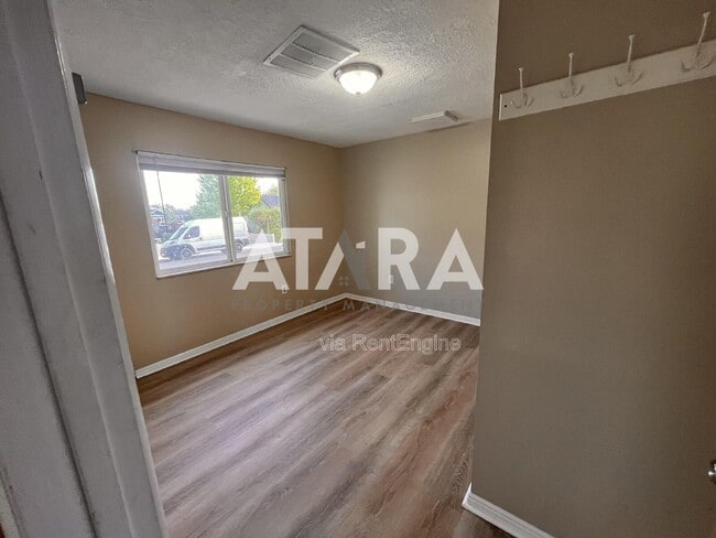 Building Photo - 745 E 3155 S