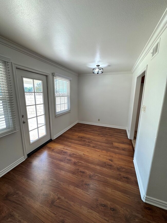Building Photo - Central Ventura Home with Large Yard!